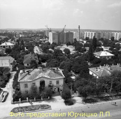 Прикрепленное изображение: 004 Симферополь. ул.Лермонтова, 2. Лето 1982г. (Копировать) (Копировать).jpg